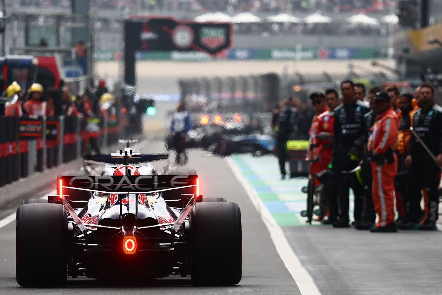 FIA tłumaczy kontrowersyjny finał Silverstone. Błąd systemu wywołał chaos z Safety Carem.
